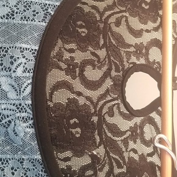 Beautiful detailed lace top and skirt - Picture 4 of 6